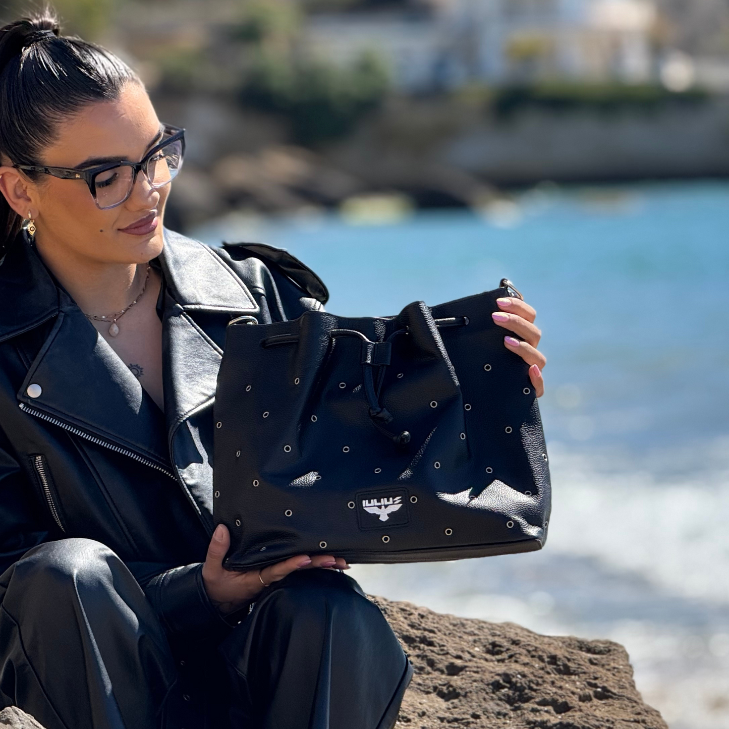 Bolso Bucket Negro Tachuelas – IULIUS
