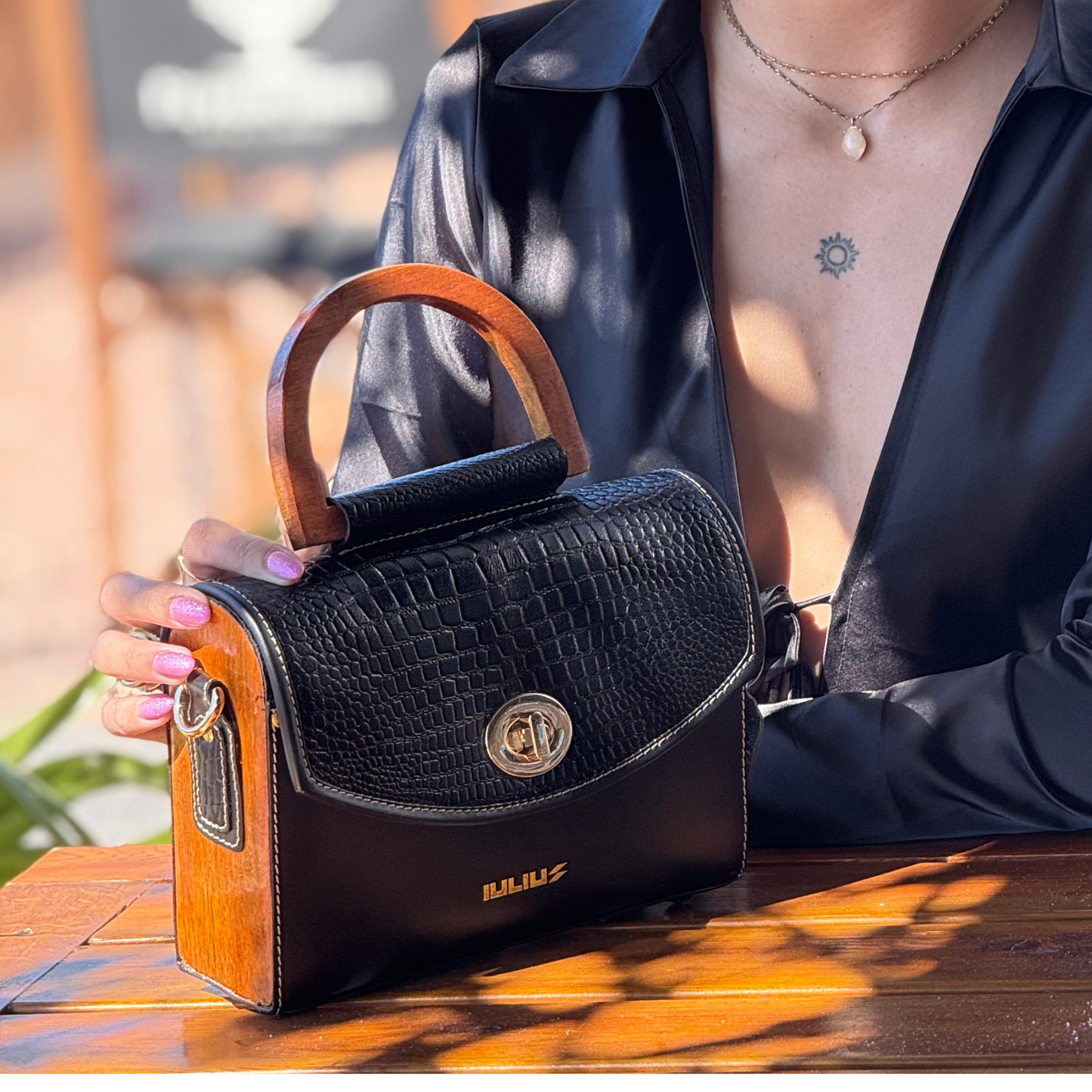 Bolso de Cuero con Laterales y Asa de Madera, Solapa Grabado Cocodrilo