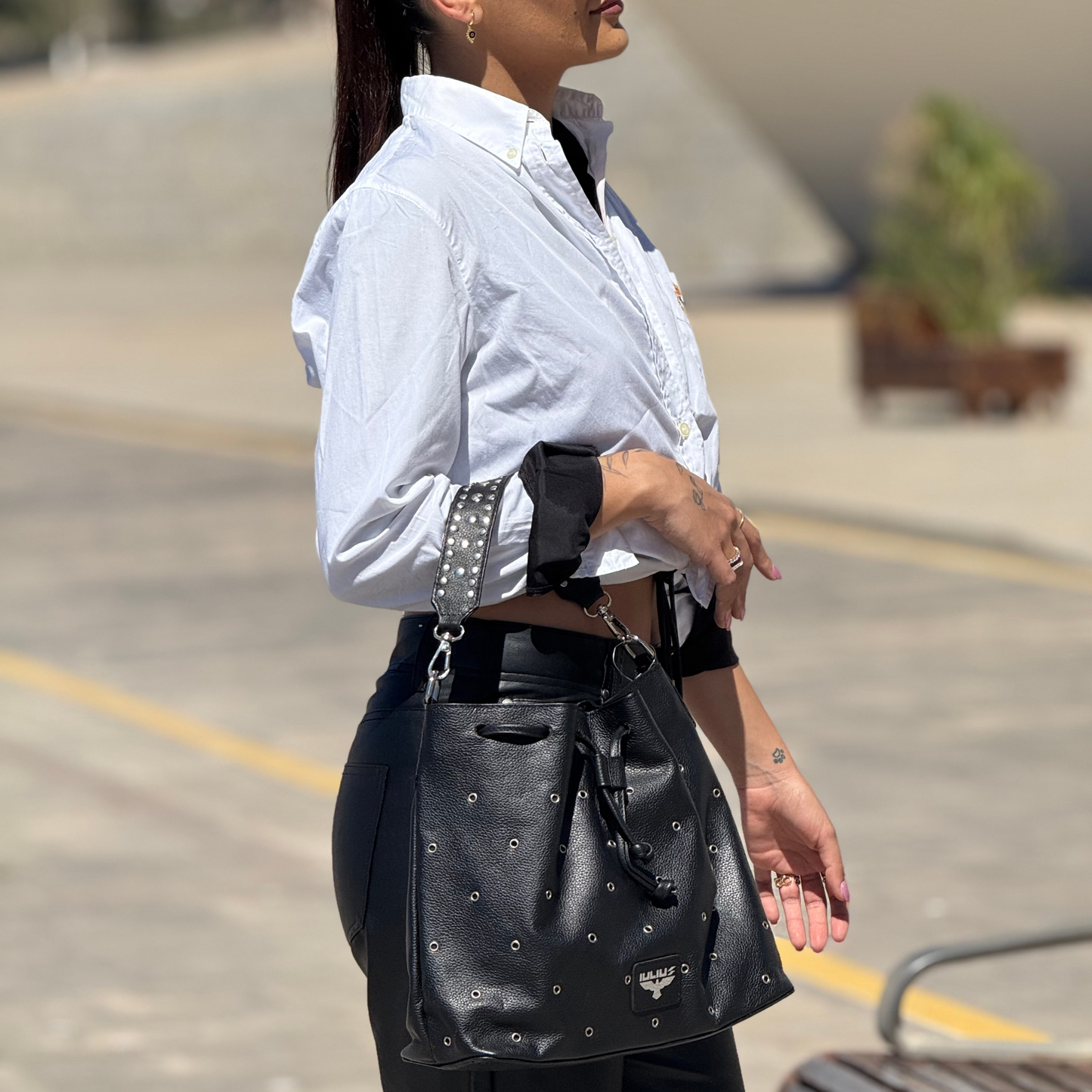 Bolso Bucket Negro Tachuelas – IULIUS