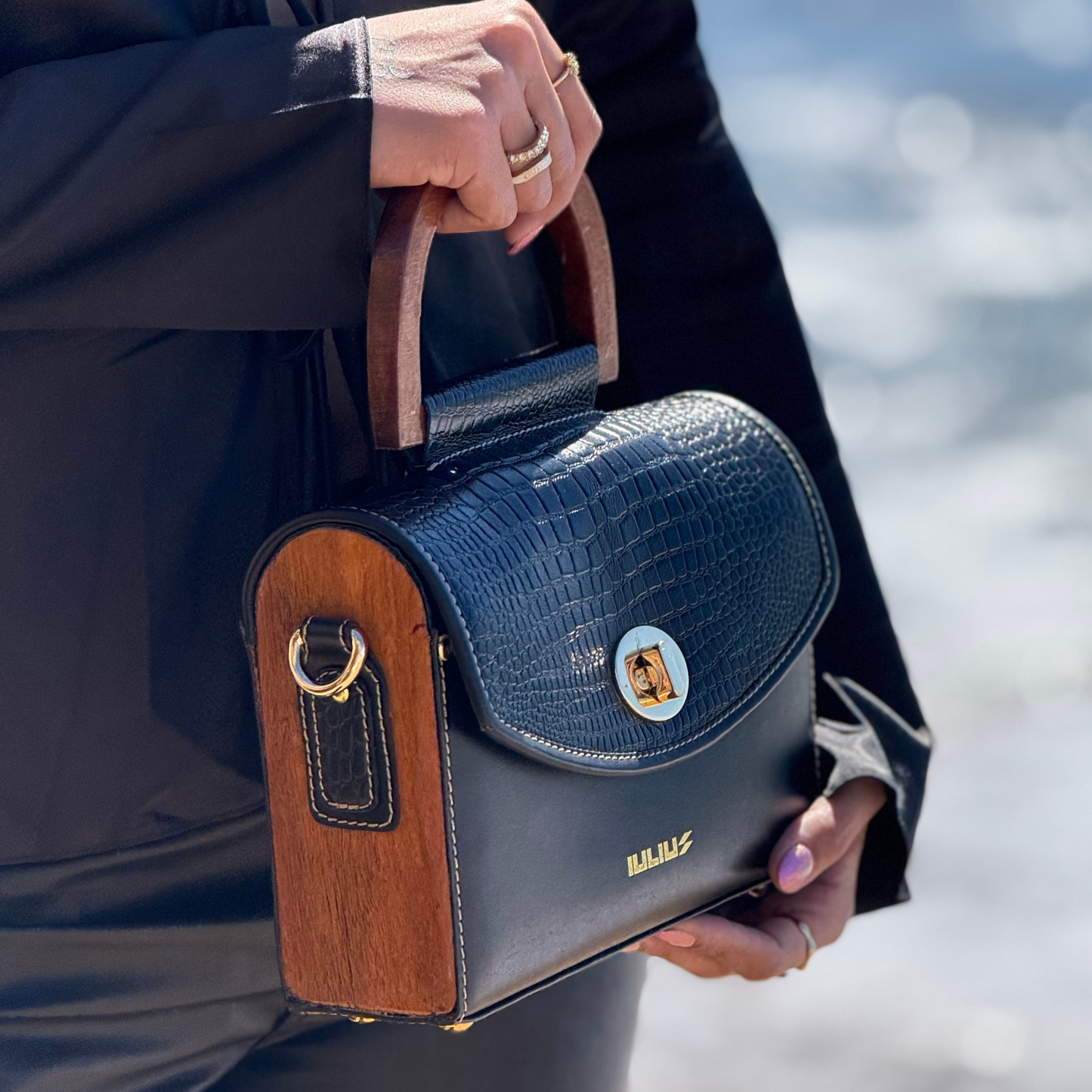 Bolso de Cuero con Laterales y Asa de Madera, Solapa Grabado Cocodrilo