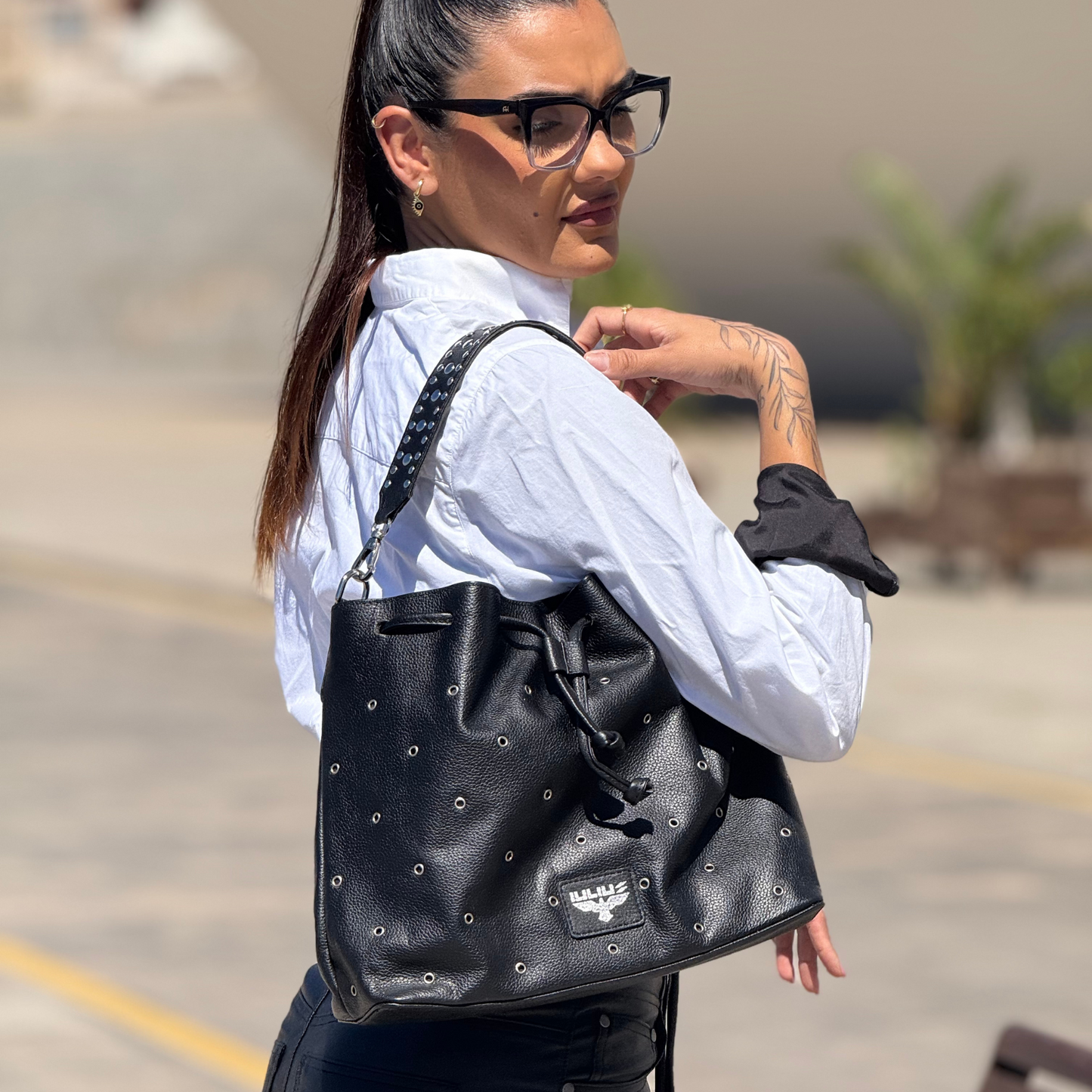 Bolso Bucket de Cuero Negro con Tachuelas – Estilo Urbano – IULIUS