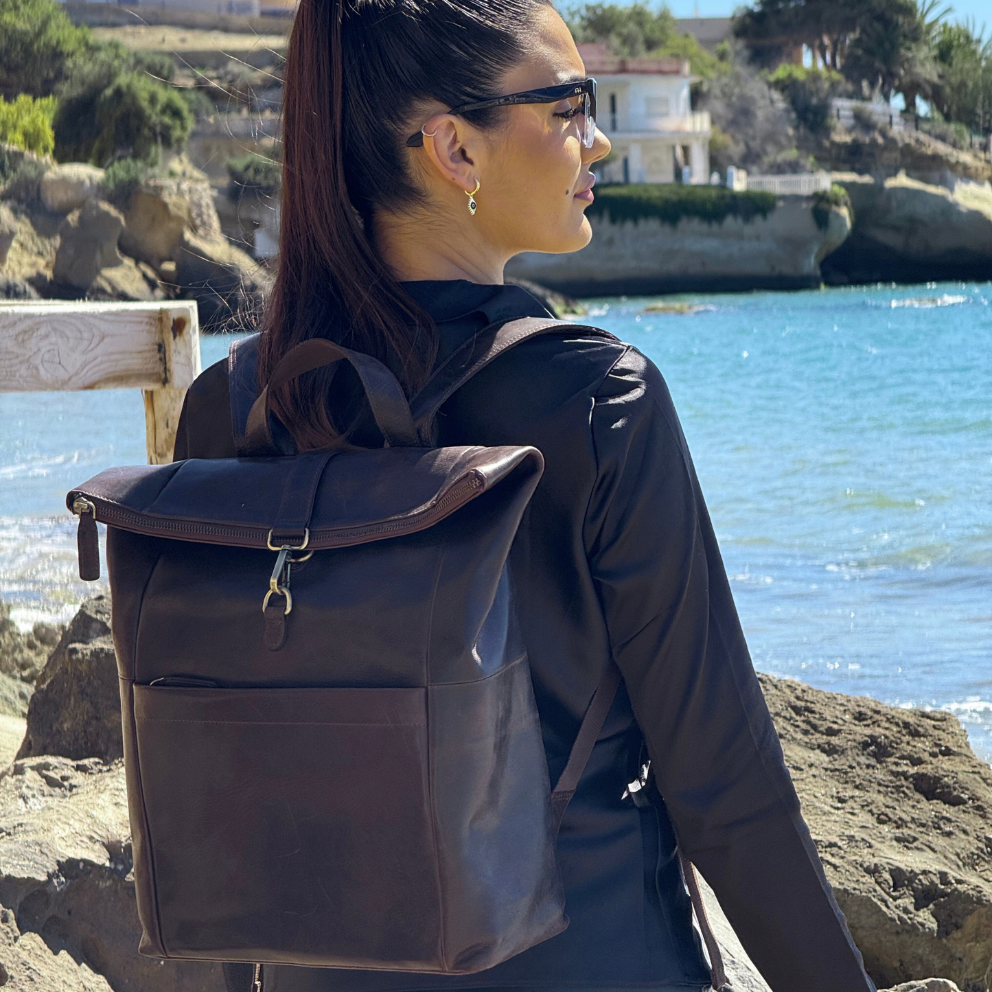 Roll-Top Leather Backpack – Marrón Oscuro