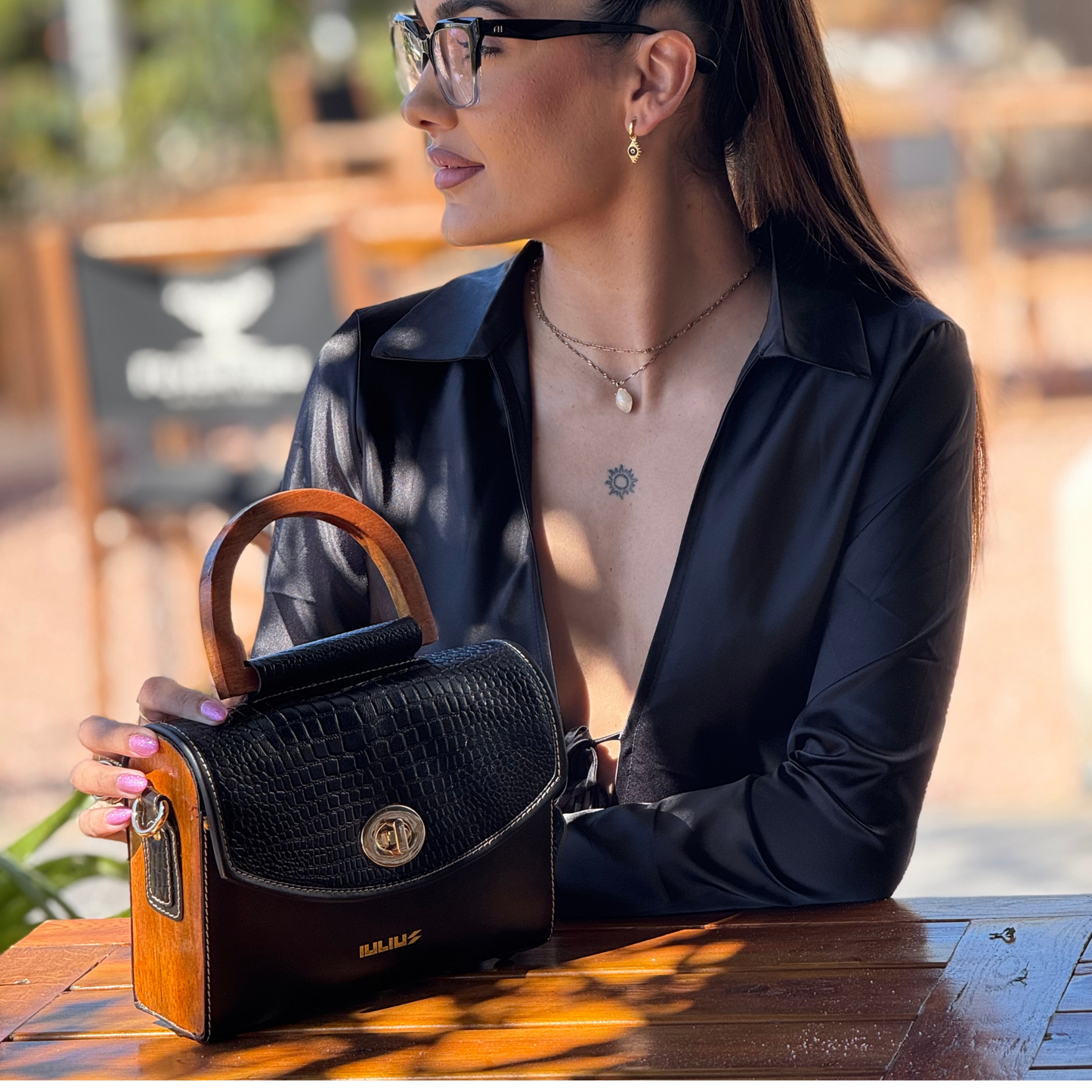 Bolso de Cuero con Laterales y Asa de Madera, Solapa Grabado Cocodrilo