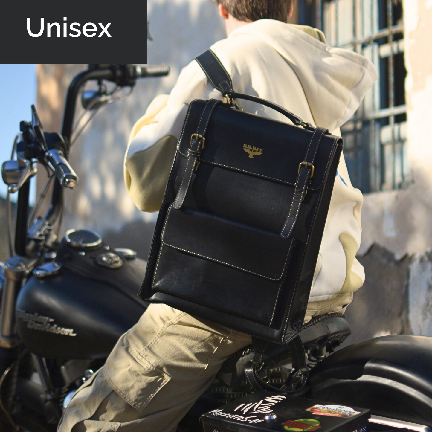 Mochila IULIUS en moto con modelo masculino – estilo unisex y moderno