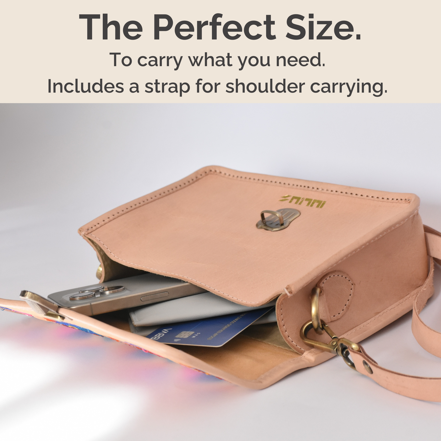 Bolso abierto mostrando contenido: móvil, tarjetas, espacio interior organizado