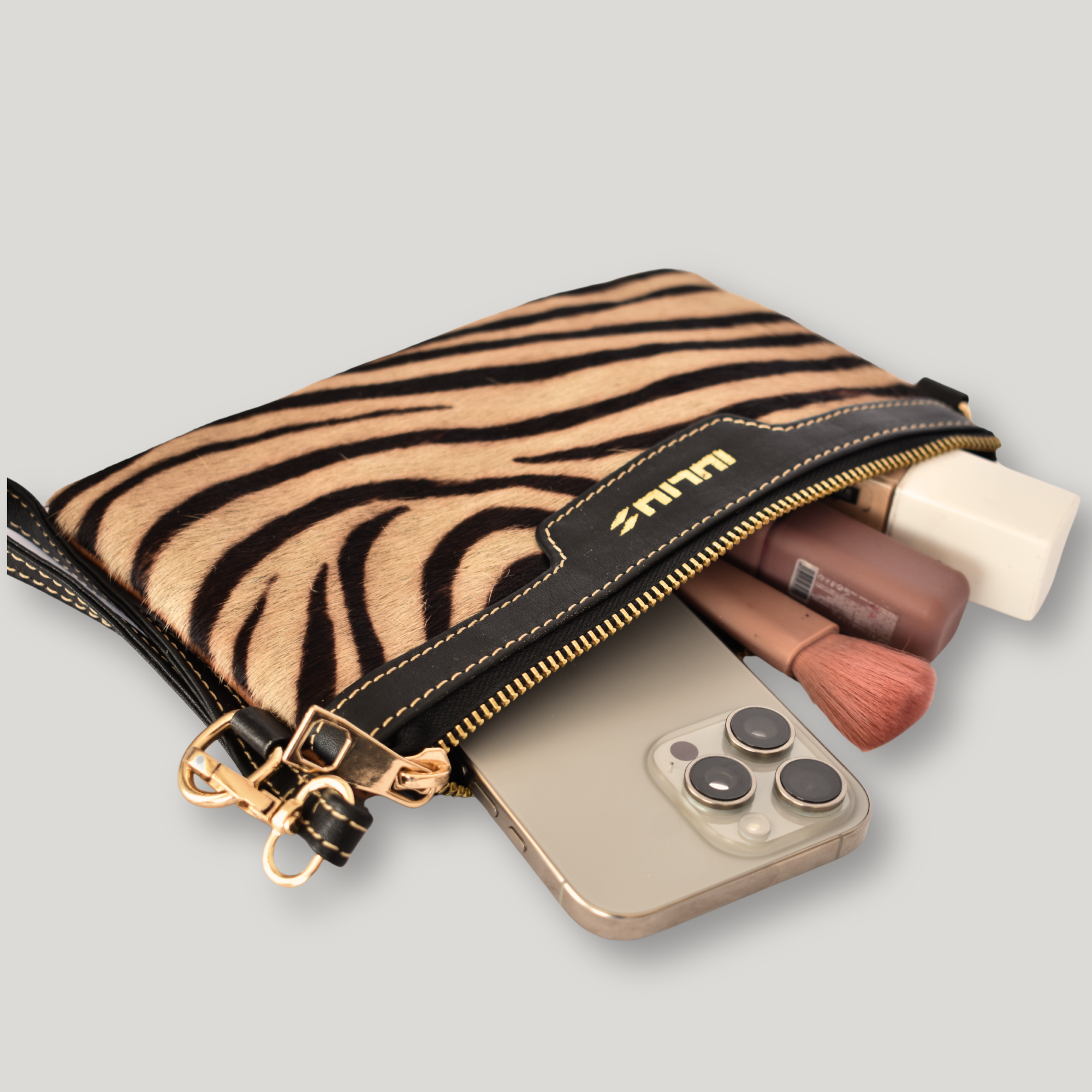 Cartera de Mano de Cuero Negro con Solapa Pelo Cebra – Piel Genuina – IULIUS