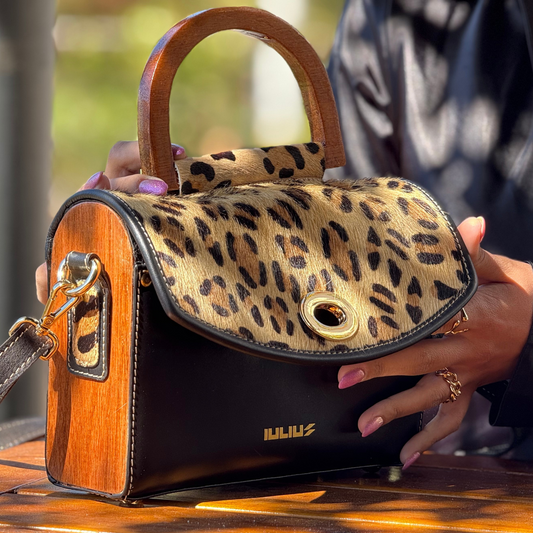 Bolso de Cuero Genuino con Laterales de Madera y Solapa Animal Print – Diseño Elegante y Salvaje