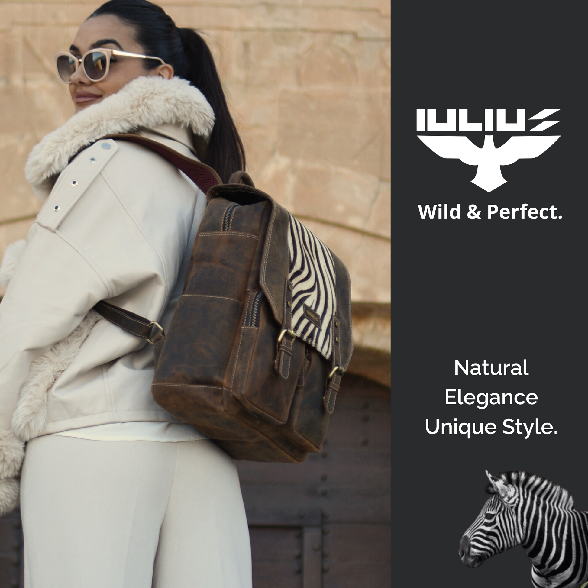 Mujer con abrigo blanco y mochila IULIUS de cuero marrón – vista posterior en ambiente urbano