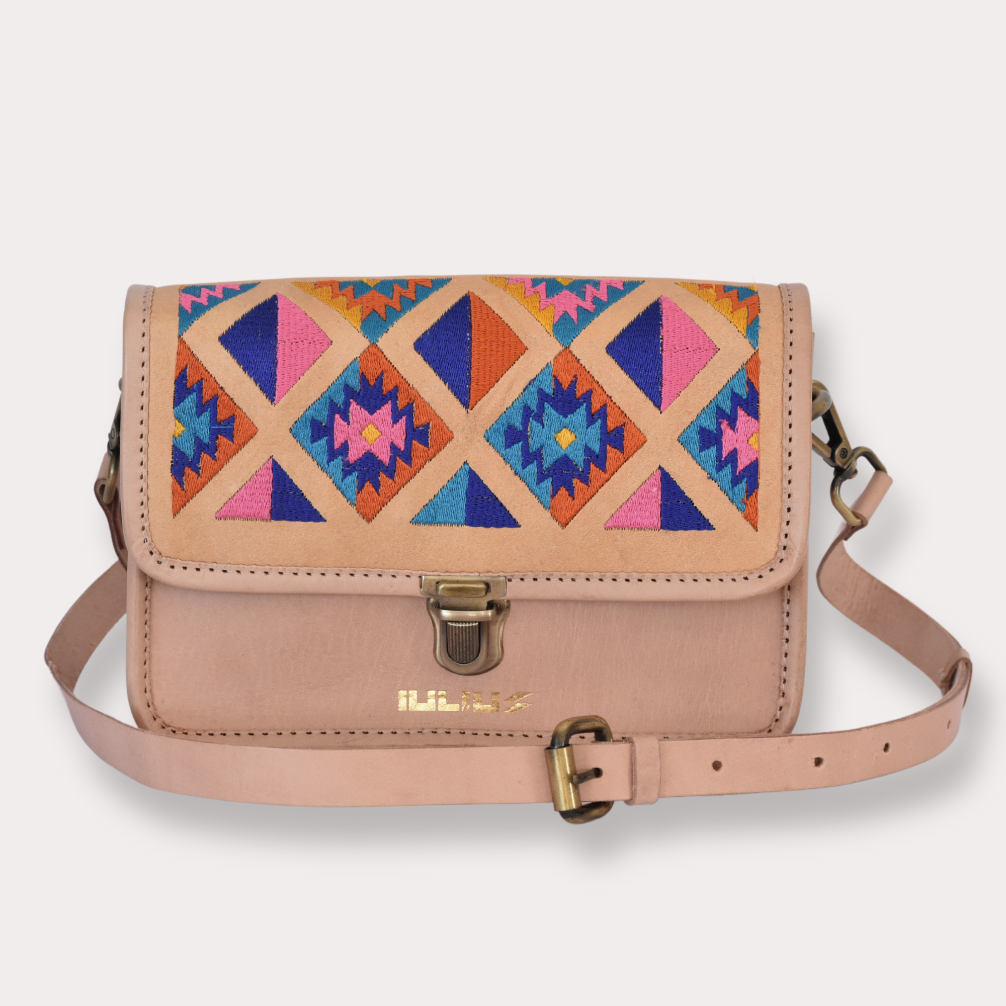 Cartera Artesanal de Cuero IULIUS – Bordado y Formato Compacto